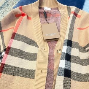 New authentic Burberry Beige Check Knit Cardigan with Subtle Black Detail. 🇮🇹